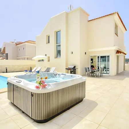 De Luxe Paramount Con Piscina & Jacuzzi En Дом отдыха *