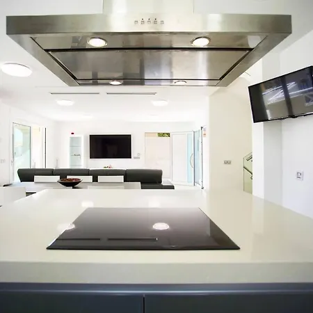 De Luxe Paramount Con Piscina & Jacuzzi En أذيخي